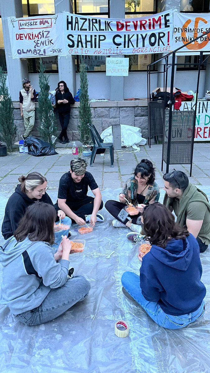 _odtumedya_'s tweet photo. Nöbet alanından kareler. Herkesi Rektörlük önüne direnişe bekliyoruz!
#DevrimiAlanaKadar https://t.co/Odje8NBg9A