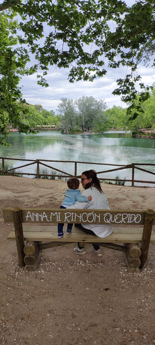 Que bonito día hemos pasado en el Lago de Anna, Martín ha visto por primera vez patitos y se ha vuelto loco. Hay que aprovechar los días de buen tiempo con los peques para enseñarles sitios bonitos ♥️