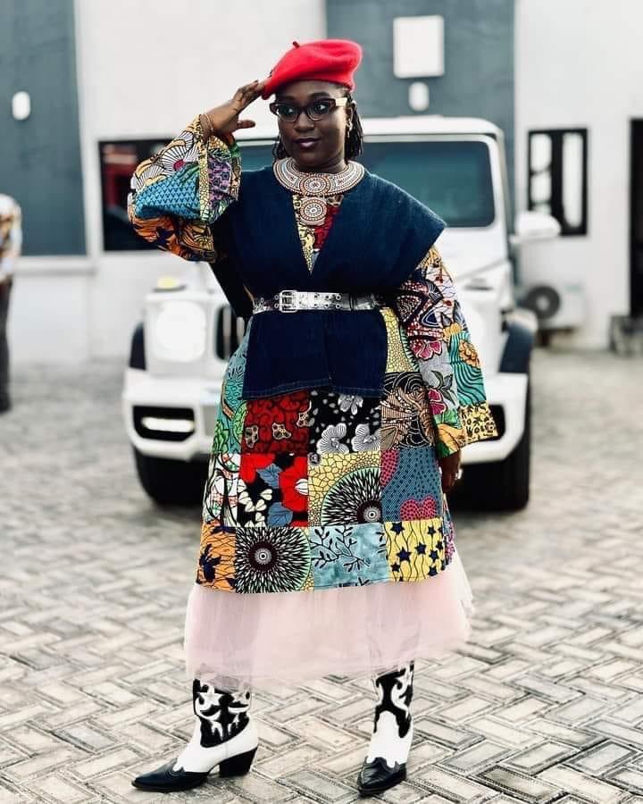 Someone wrote this 😫👇🏼
(Una get mouth for social media sha)

“Someone asked if Deborah Enenche carries AC in her body because of her dressing lol. Look behind her, there is parked a Gwagon customized bulletproof Worth over N250m. Lol. 

From her chilled Gwagon car to the office,…
