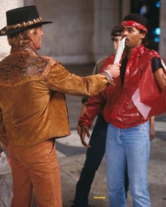 Roybattyforever's tweet photo. -Eso no es un cuchillo. Esto es un cuchillo.

“Cocodrilo Dundee”(1986) https://t.co/kHr0TENANV