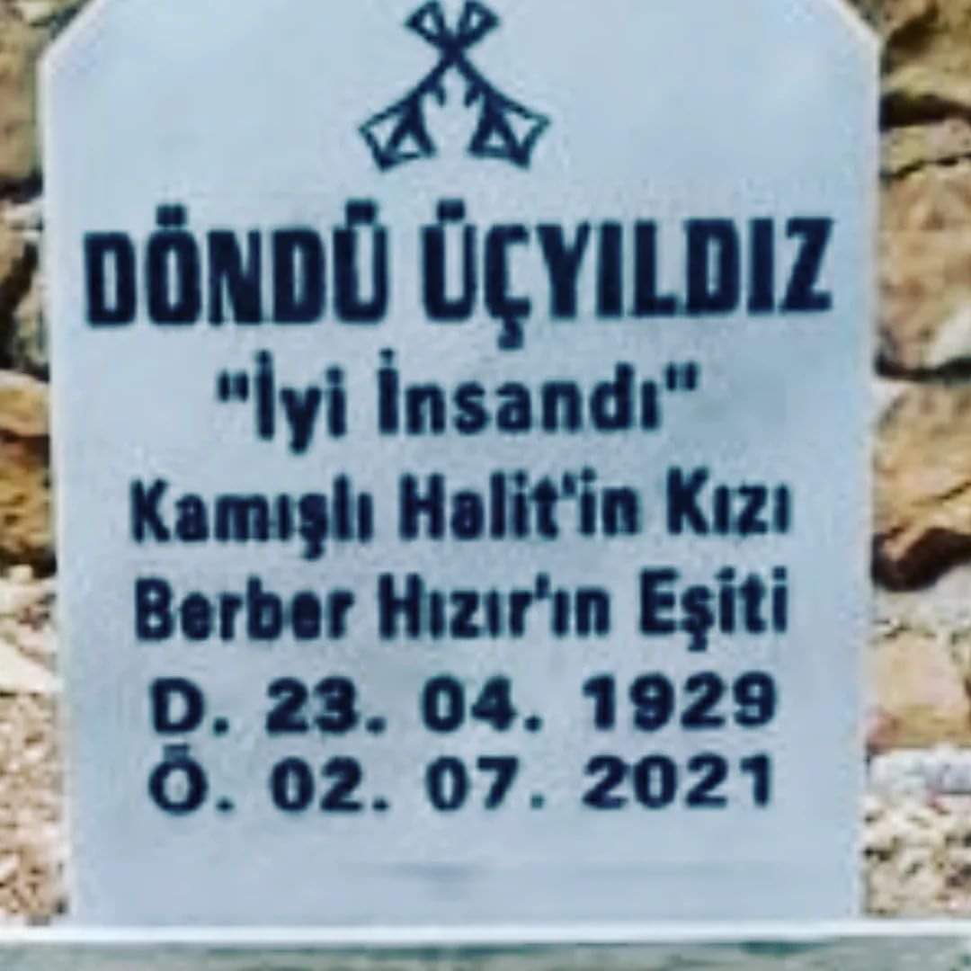 Bu mezar taşına dikkatli bakın!

Eşi demiyor EŞİTİ diyor!

Tahtacı Türkmenlerin Alevi felsefesinden gelen kadına bakışın resmi. 

Alevi bilgeliğinin bu insan bakışı çok değerli.

En üstteki Kaz Ayağı simgesi de Tahtacı Alevi mezarlarında görülür. 

Kaz Ayağı Simgesi: 60’lı…