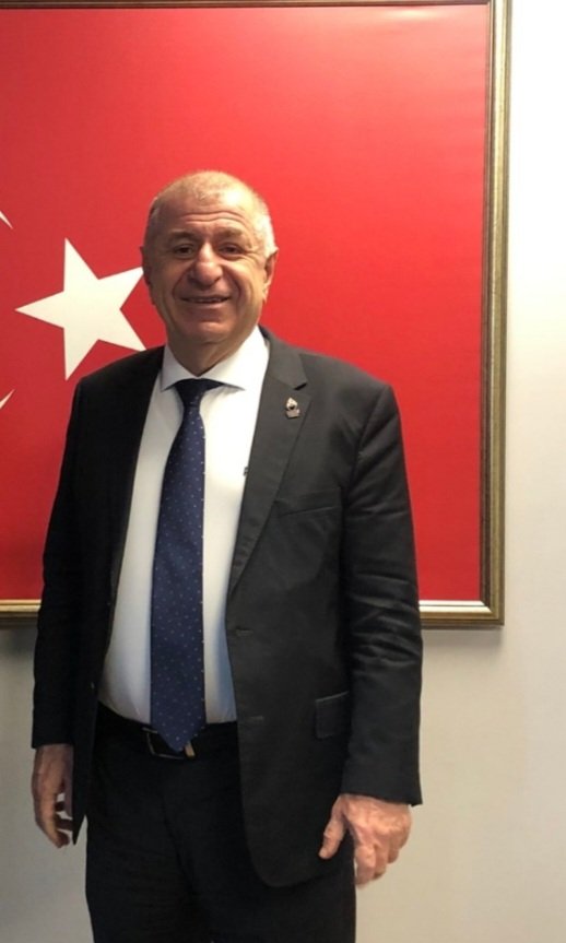 Ümit Özdağ: “İyi Parti'nin yeni Genel Başkanı Müsavat Dervişoğlu'nu tebrik ederim. Zafer Partisi'nde çok güzel kahve yapılıyor, gelmek isterse kapımız açık.”