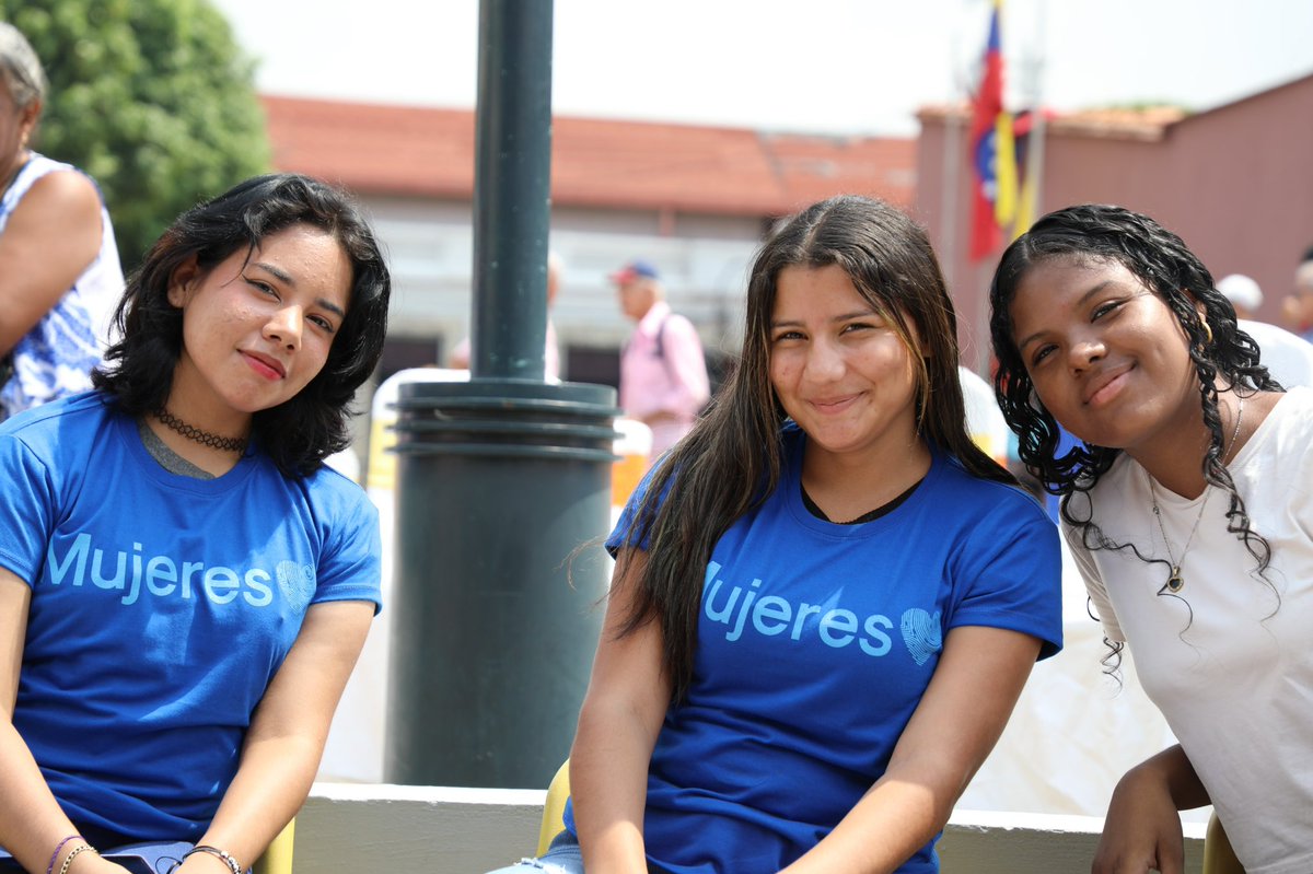 DhelizAlvarez's tweet photo. Desde la Plaza Bicentenario de Valencia, acompañamos un hermoso encuentro en el que se juramentaron los voluntarios y voluntarias del equipo promotor estadal del Movimiento Futuro en Carabobo.

Seguimos recorriendo el país sumando voluntades con la mirada en el porvenir. 💜✊🏼 https://t.co/MHonROgsjO