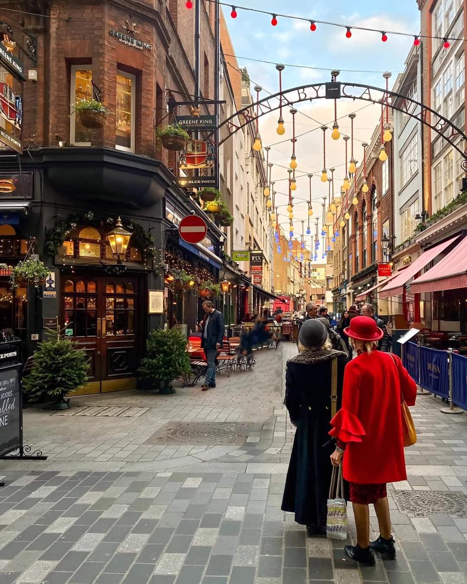 Carnaby Street, United Kingdom ❤

📸: [instagram /aleks_london_diary]