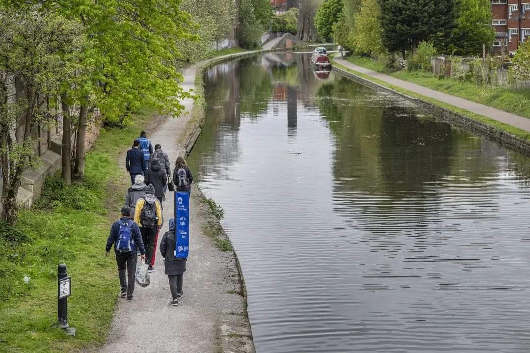 run_taz's tweet photo. Excited to share news of the launch of a new show #NarrowEscapes on @Channel4 from Monday 29th April at 4pm

Look out for my #walkwithadoctor #socialprescribing group featured week commencing 6th May
@bowledovermedia
@BroadwayGP
@CanalRiverTrust
#letswalk
#greensocialprescribing https://t.co/FqukP3kNWA