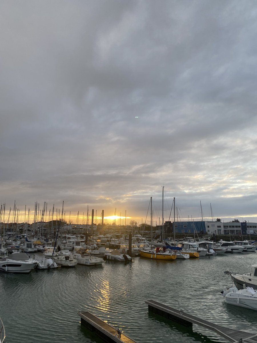 CAPEFREI's tweet photo. 🌊 Après 10 jours intenses, la 56e Course Croisière EDHEC touche à sa fin. Fiers de représenter @Efrei_Paris et @groupecovea, CAP EFREI a été au rendez-vous avec 2 équipages motivés pour cet événement ! 🚀⛵️ #CCE56 #Sail #StudentSailingTeam https://t.co/iSegSQ1aAb