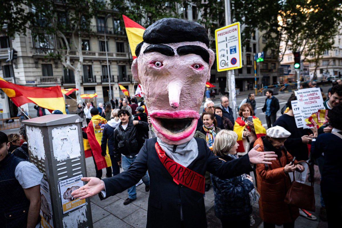 🔴 Manifestaciones en Ferraz | Los manifestantes contra Pedro Sánchez a la puerta de la sede del PSOE: 'Vete ya, no esperes al lunes' 📷: @Diego_radames