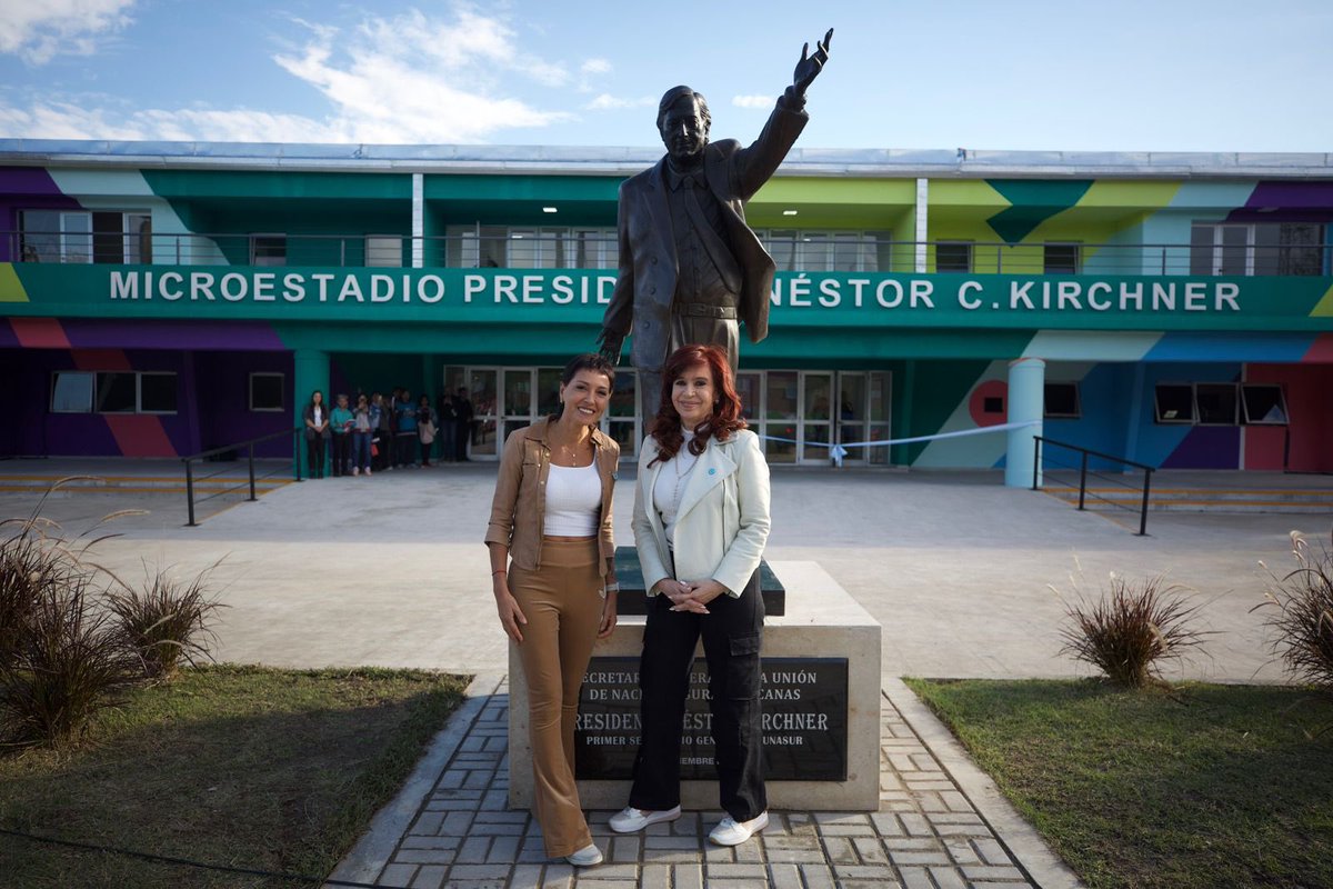 Cristina junto a Mayra Mendoza inauguran el Microestadio Presidente Néstor Kirchner en Quilmes. — #CristinaEnQuilmes 🩵