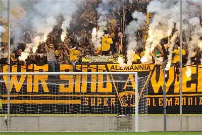 ultras1899_'s tweet photo. Alemannia Aachen - FC Bocholt : après 11 ans en Regionalliga, l'#Alemannia #Aachen a obtenu sa promotion en 3.Liga. L'Alemannia c'est 18 400 spectateurs de moyenne dans le #Tivoli cette saison, en D4 #YellowConnection #ATSV (27.04.24) https://t.co/Y41z8D9ymw