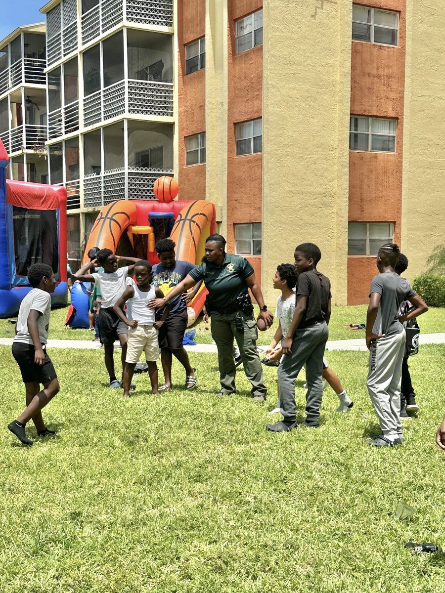 BSO attended the Royal Point Condo Meet & Greet in Lauderdale Lakes! With 100+ attendees, we shared crime prevention tips info on the BSO Explorer Program & connected with our neighbors. Plus, a little football in honor of @bsosherifftony. @LLakes_WeCare #CommunityPolicing 🚔