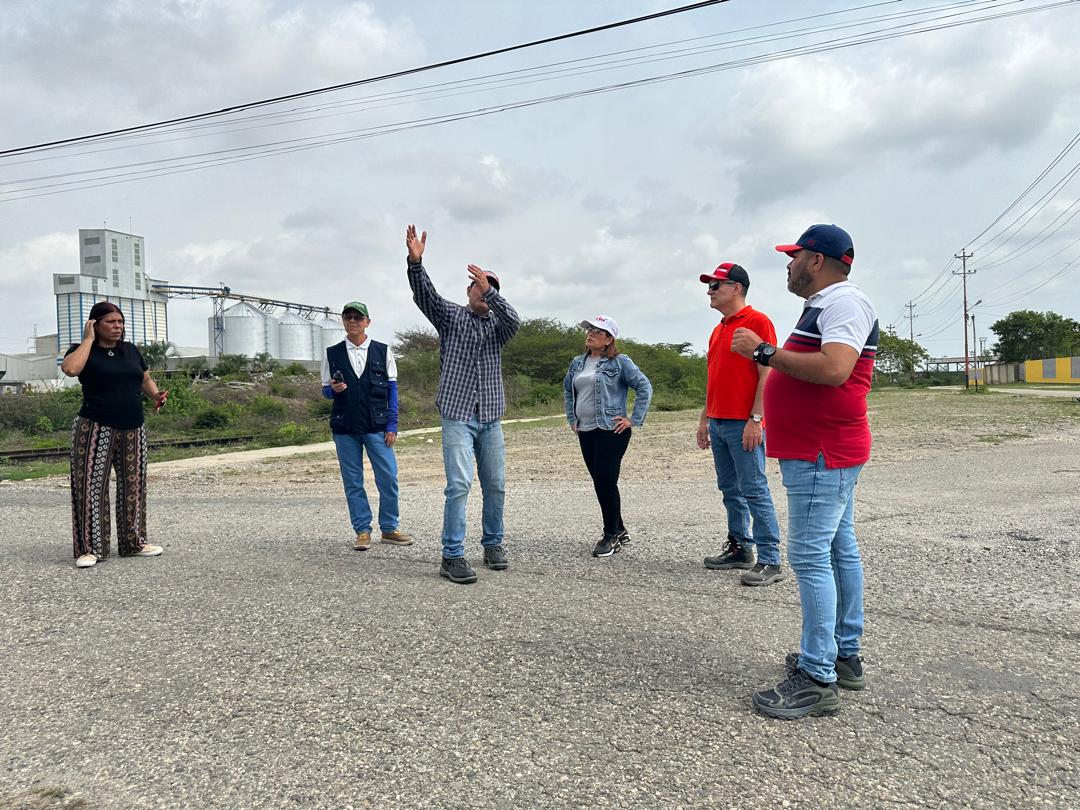 La comisión técnica que se instaló para la reactivación de la Zona Industrial, viene haciendo inspecciones técnicas, para supervisar el avance de los movimientos de tierra y demás acciones para optimizar los terrenos. Hoy el Alcalde, acompañó la visita.