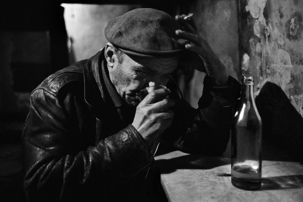 Man in deep thought in a wineshop at Tophane, Istanbul, Turkey, 1959.

📷: Ara Güler