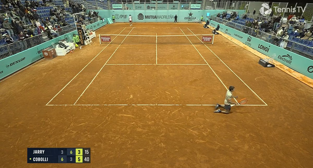 Cobolli - Cile 3 a 0. Dopo aver battuto Tabilo al turno precedente, nel freddo della sera madrilena Flavio batte anche Jarry (per la seconda volta quest'anno) 6-3 3-6 6-3, approfittando anche di un problemino del cileno (all'adduttore?). Bravo Nico a non calcare la mano sul suo