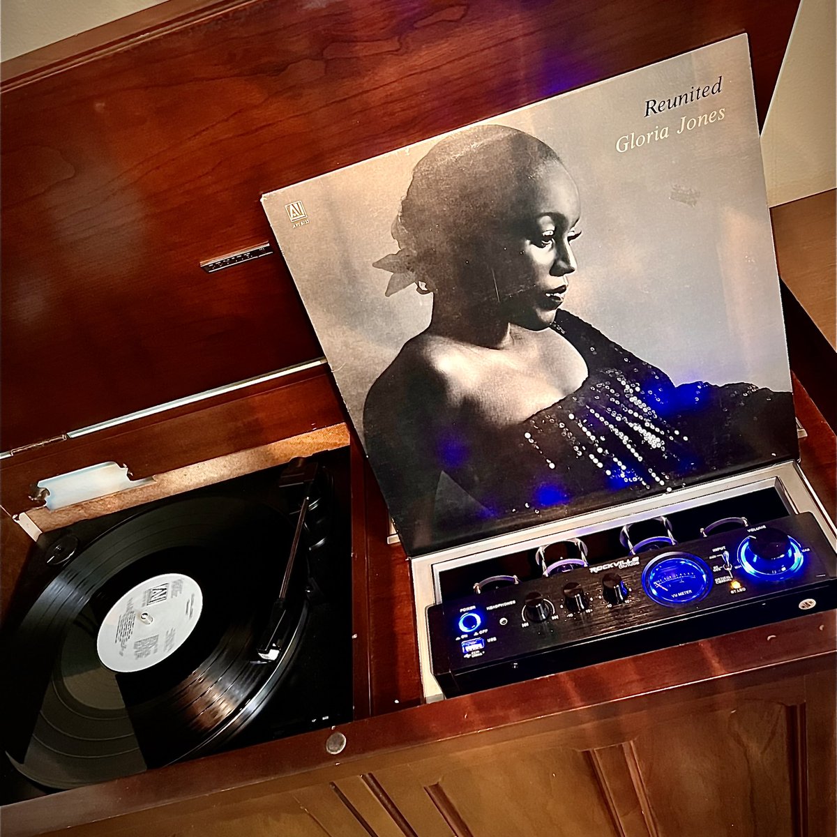 Spinning #GloriaJones after hearing an incredible performance of @thefrestonians covering #TaintedLove… FANTASTIC!! ❤️🤘 Haven’t found #Vixen LP yet… So how about #Reunited? AMAZING musician, singer and songwriter… AWESOME ❤️🤘 And it’s what’s spinning in Pittsburgh…