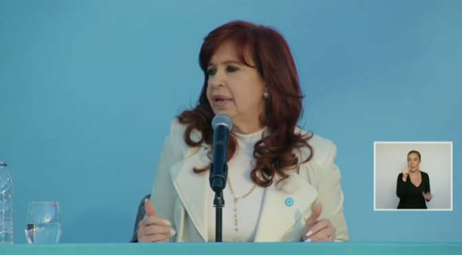 "Es como si ustedes en su casa después de no haber pagado la luz, el gas, el agua, las expensas, el alquiler, la señora que trabaja y la niñera dijeran tengo superávit. No hermano, no tenés superávit. Mirá todo lo que debés". Impecable la jefa como siempre.