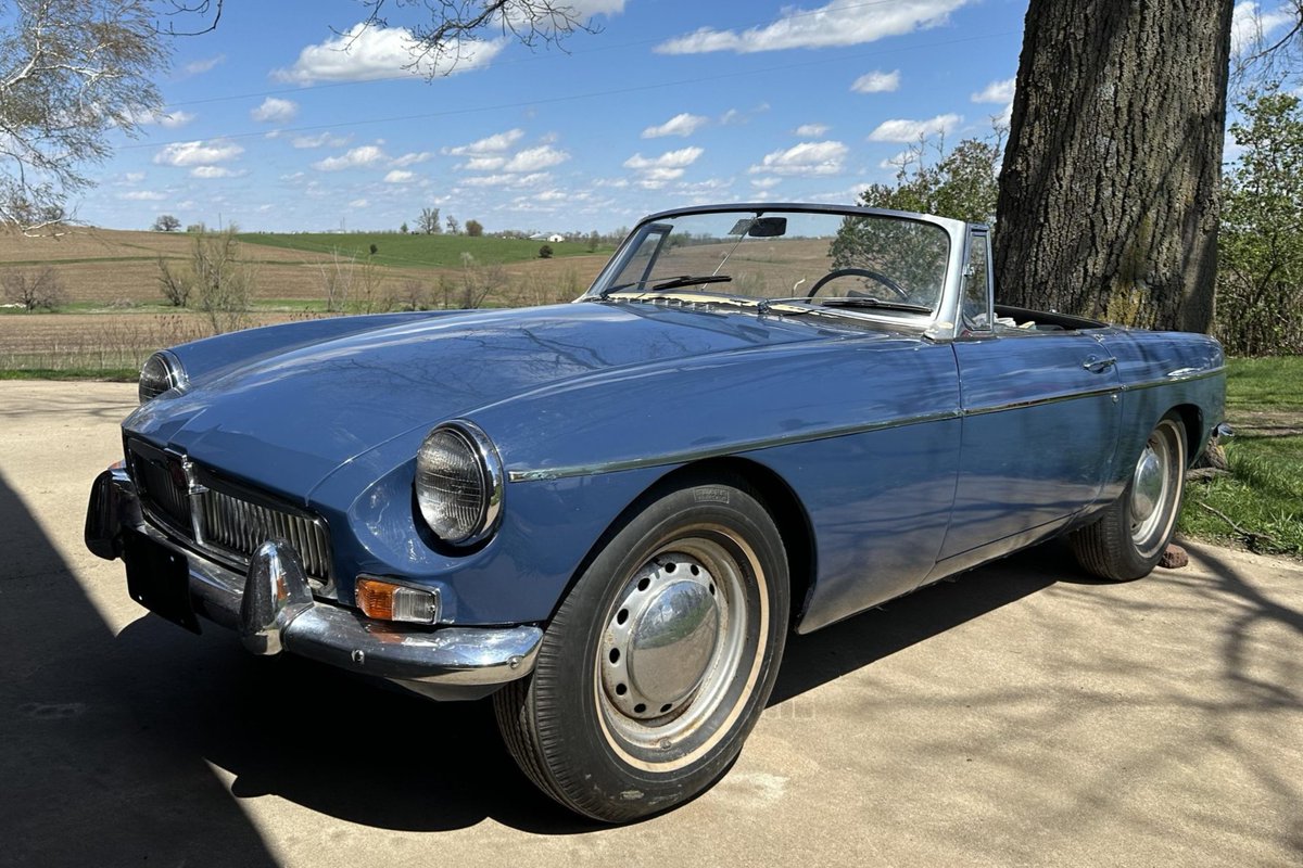 Sold: 31-Years-Owned 1967 MG MGB Roadster Project for $6,600. bringatrailer.com/listing/1967-m…