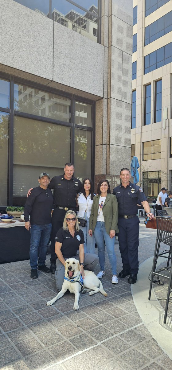 Thank you @dot818 for supporting the GFD and @GlendalePD! We are so grateful for the lunch! We love serving our city. @MyGlendale #mygfd #myglendale