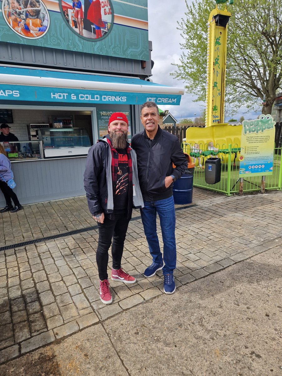 Chicks1978's tweet photo. @chris_kammy Absolute pleasure meeting a football &amp; presenter legend today @flamingolanduk . Thank you for allowing your fans  for the photo opportunity https://t.co/cHz5zFabZC