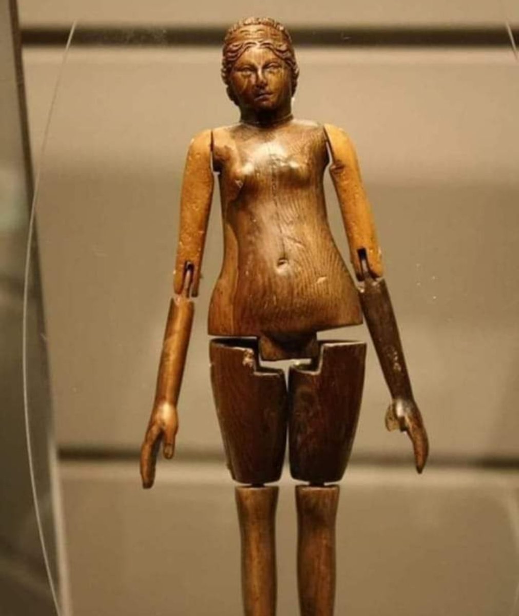 8 yaşında bir çocuğun mezarından çıkan koyu renkli fildişinden yapılmış oyuncak, oyuncak 1800 yaşında, Roma dönemi.