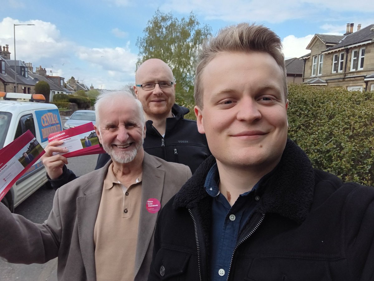 The @LabourFalkirk team out talking to voters in Denny. Quite a few former SNP and Conservative voters now unsure, especially after a chaotic week, and are increasingly looking to @ScottishLabour to provide the change Scotland needs 🏴󠁧󠁢󠁳󠁣󠁴󠁿🌹