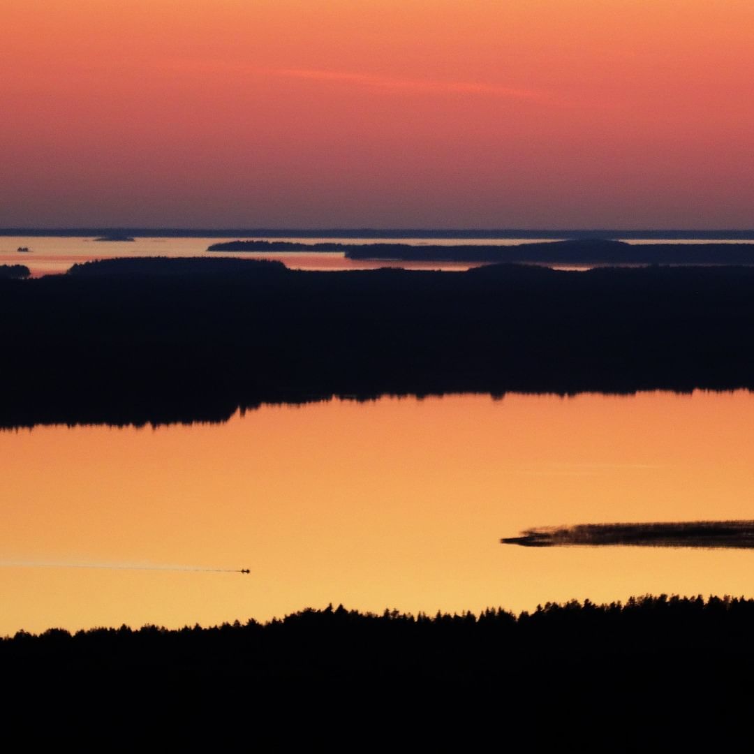 Pastel skies over Finland. Thanks to arska_lilja, katjatokolaphotography, e_s_k_63, and arcticgiant_jattilaisenmaa for tagging us in their photos on IG: instagram.com/discoveringfin…