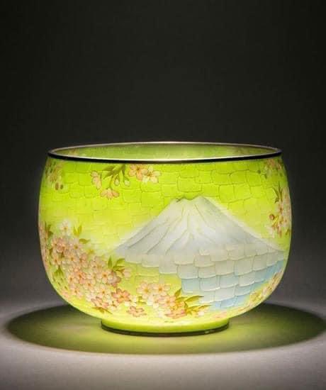 A striking tea cup design by Japanese cloisonné artist 
Takao Junko (born 1936 in Gunma Prefecture), 
who is a member of the prestigious Japan Cloisonné Artist Association.

via Jaded in Japan