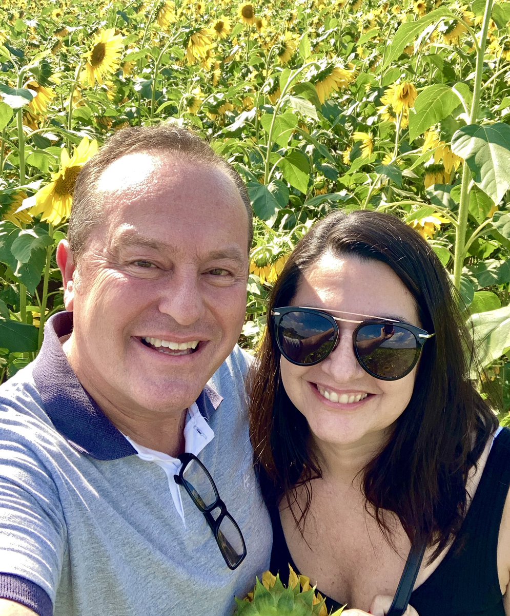 Os #girassóis embelezaram nossa #foto. Mas não há #flor mais bonita do que a Viviane, não? Obrigado por fazer parte da minha #vida, minha querida #namorada . 🌻 🌹 #flores #sunflower #love #girassol #sorriso #smile #namoro #carinho #amor