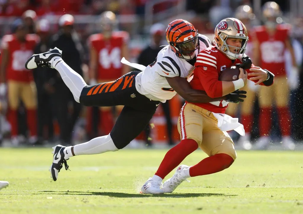 Heartbreaker at Levi's!  The 49ers face a tough 31-17 loss to the Bengals, ending a 12-game winning streak at home. There's still hope with plenty of season left! #49ers #NFL2023 #LevisStadium