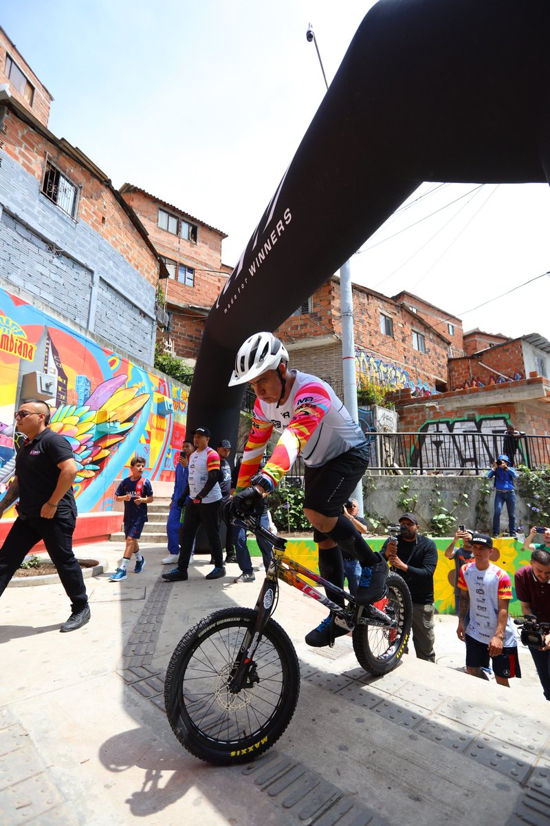 #RetoEscalerasComuna13 | 🇨🇴🚴‍♂️🏆🇨🇴 Javier Zapata en acción en el “Reto Escaleras Comuna 13” 🚴‍♂️🇨🇴 🏆🚴‍♂️🇨🇴👏👏

#ElPortalDelCiclismo #JavierZapata #BikeTrial #GWBicicletas #Lamarcadelciclismocolombiano @gw_bicycles