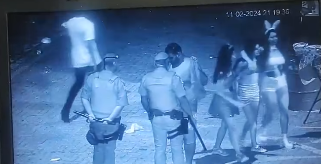 luisnassif's tweet photo. Vídeo mostra a ação da polícia durante abordagem de Tiago Batan https://t.co/X9rfwwxWh3 https://t.co/Gd3itDYfnv