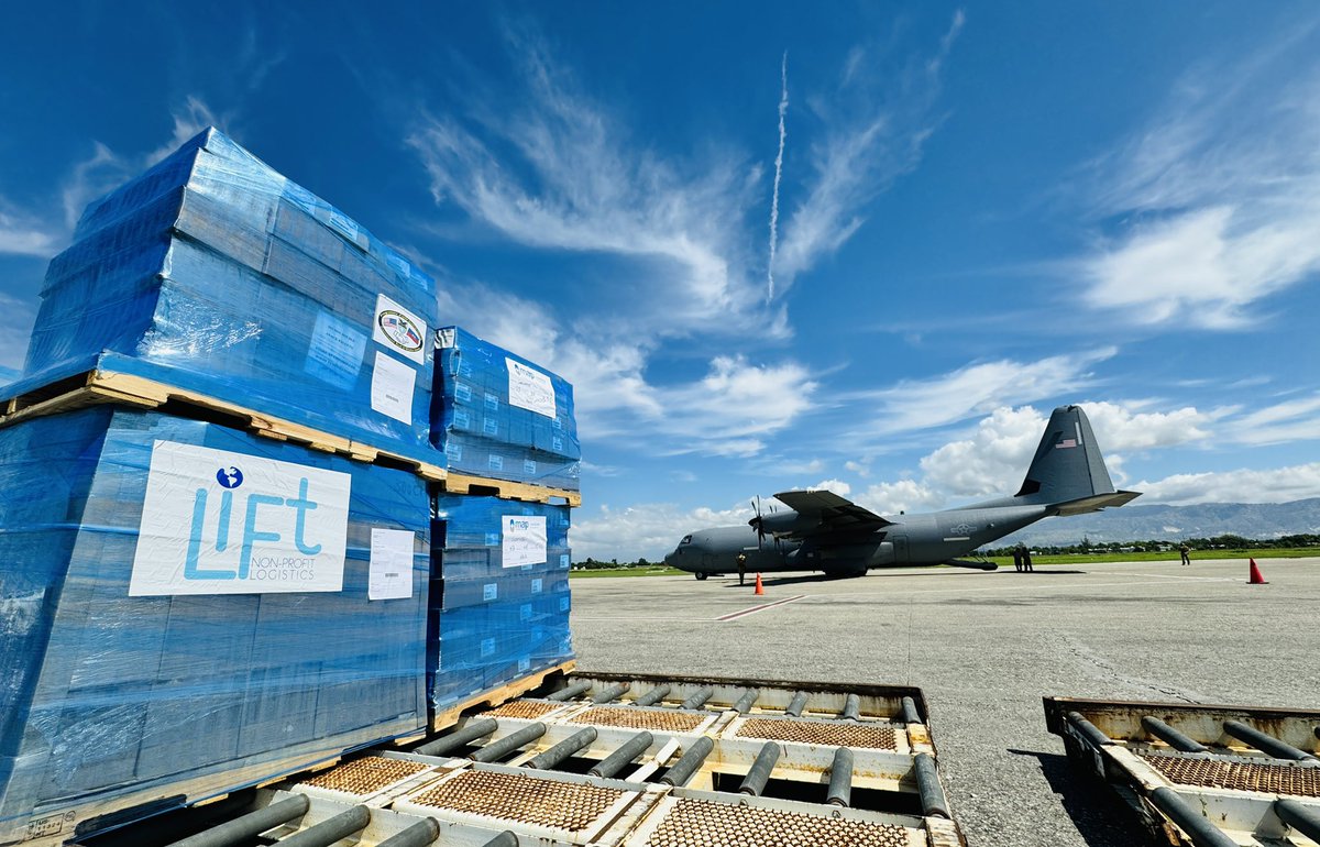This morning a C130 military aircraft from the US landed at the International airport here in Port au Prince. It is bringing much needed medical supplies. @haiti_air_amb @HopeforHaiti @LIFT_Logistics @MyMedicOfficial @mapintl #Haiti