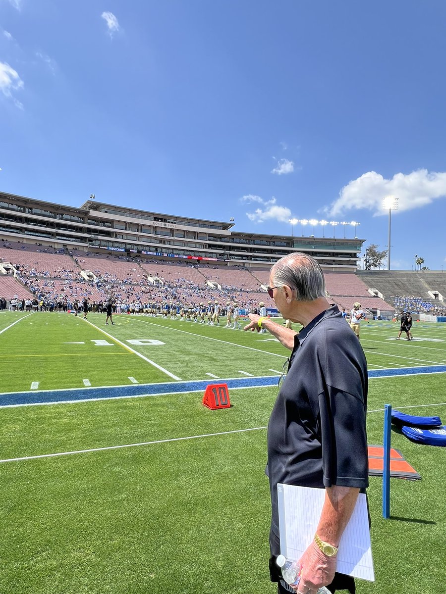 CoachHarveyHyde's tweet photo. East sideline analysis @UCLAFootball @RoseBowlStadium  @B1Gfootball  #CollegeFootball #Pasadena #HuddleUpandBuckleUp https://t.co/vGzTaaP2JZ