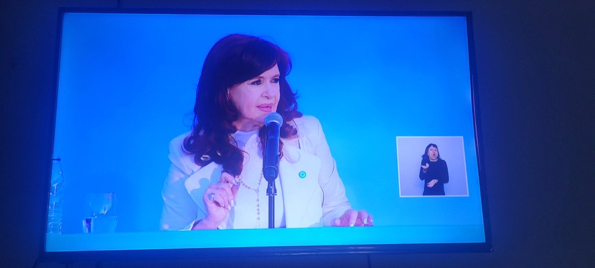 Lalett_'s tweet photo. Morocha argenta dando clase. https://t.co/HVRnhy94pc