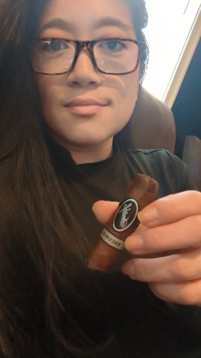 Smoking a @Davidoff_Cigars Escurio 🔥 while I plan out my week. #EntrepreneurLife #botl #sotl