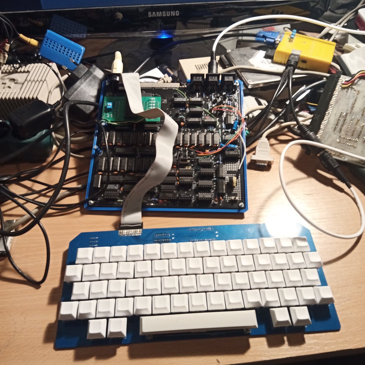 So, this is a late hungarian computer called Primo. Freshly built, and using a Turbo Chameleon as an 1541 drive to boot CDOS. Insane. And yes, the keyboard left purposedly blank. :D