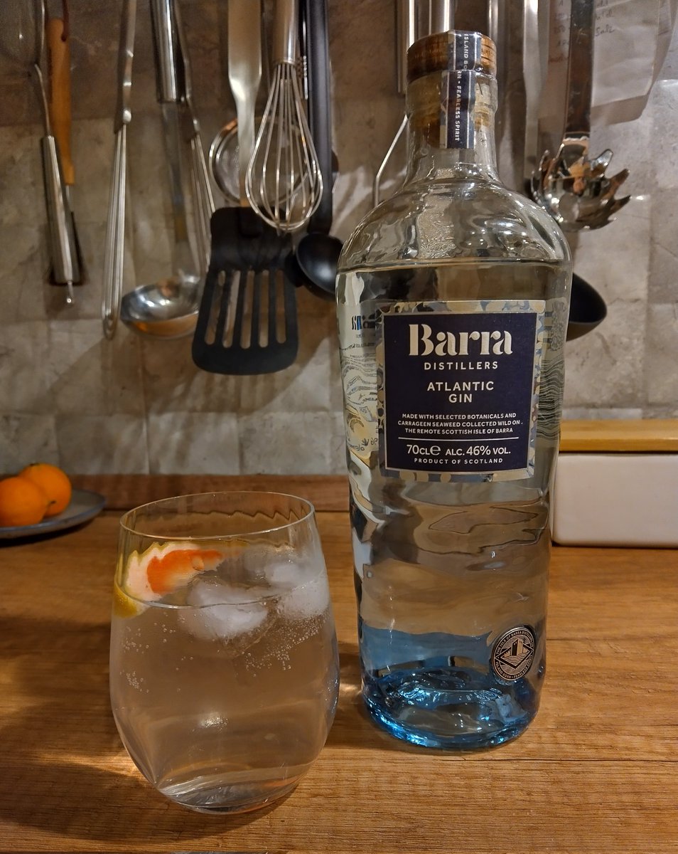 It's #GinOClock after returning home from the camping site party 🥳🏕️ Surprisingly sunny and warm today ☀️ Slàinte mhath, my friends 🍸☺️ @Olliemorr20171 @MunchPudding @davyslala @jwillisdovetail @Eliot01375004 @candystripe #gintonic #saturdaynight #Cheers