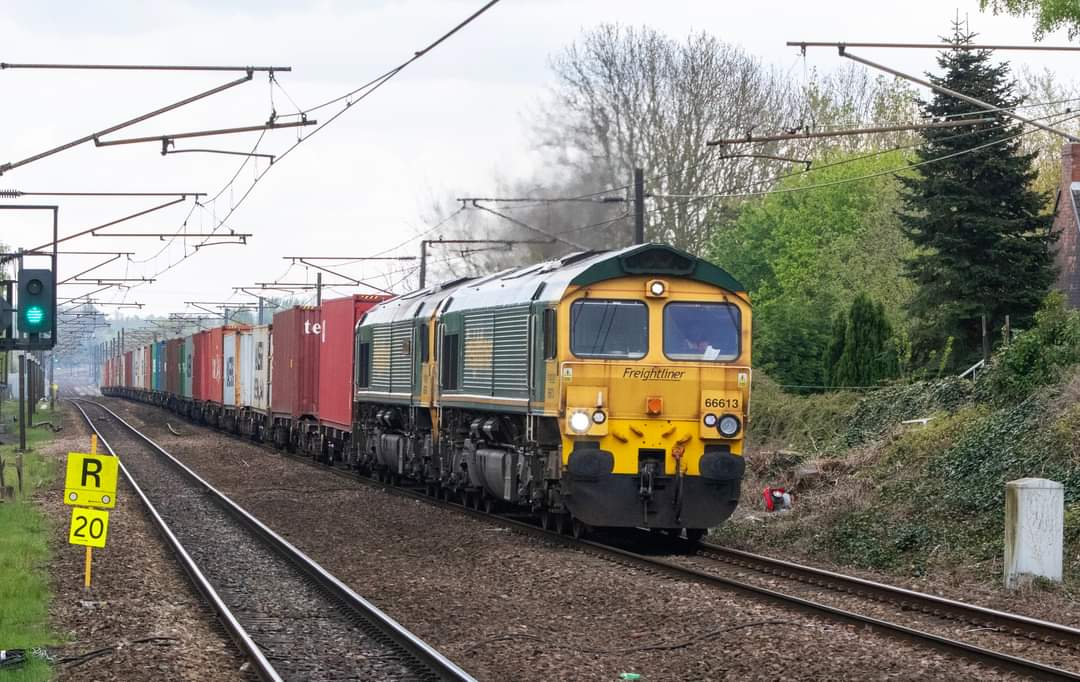 Now just #Drax and #Tesco to get in a full shot.

#Class66 #railwayphotography @RailFreight