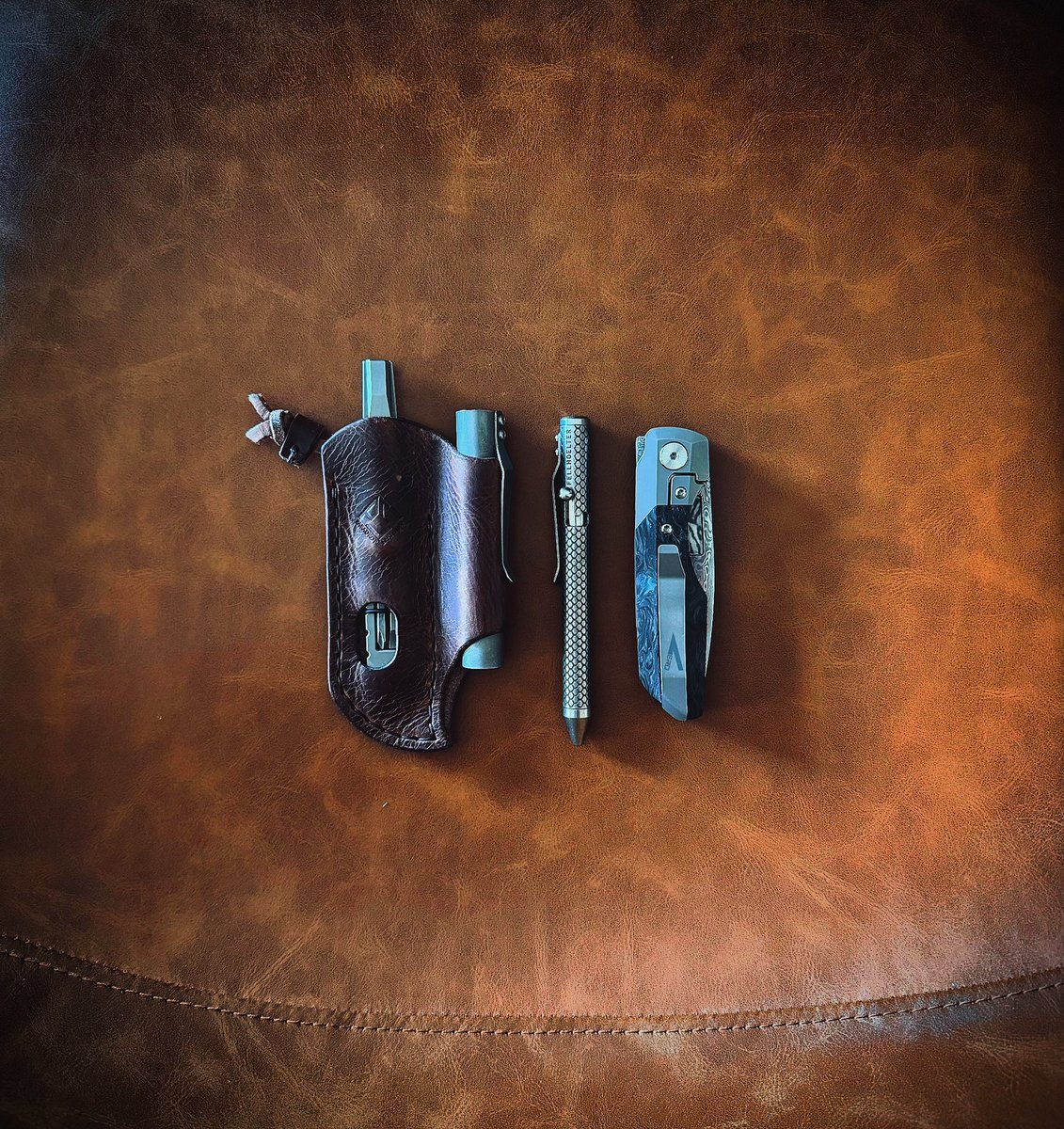 jim_edc's tweet photo. Here’s the Saturday pockets while enjoying the time to rejuvenate. Wishing everyone a great weekend 🙌

#edcorganizer #edcleathergear #paradropleather #edcpen #fellhoeltertibolt #edcflashlight #cwfflashlights #edcprybar #veroengineeringfulcrum #veroengineeringsynapse #edcgear https://t.co/u4f6aMorD2