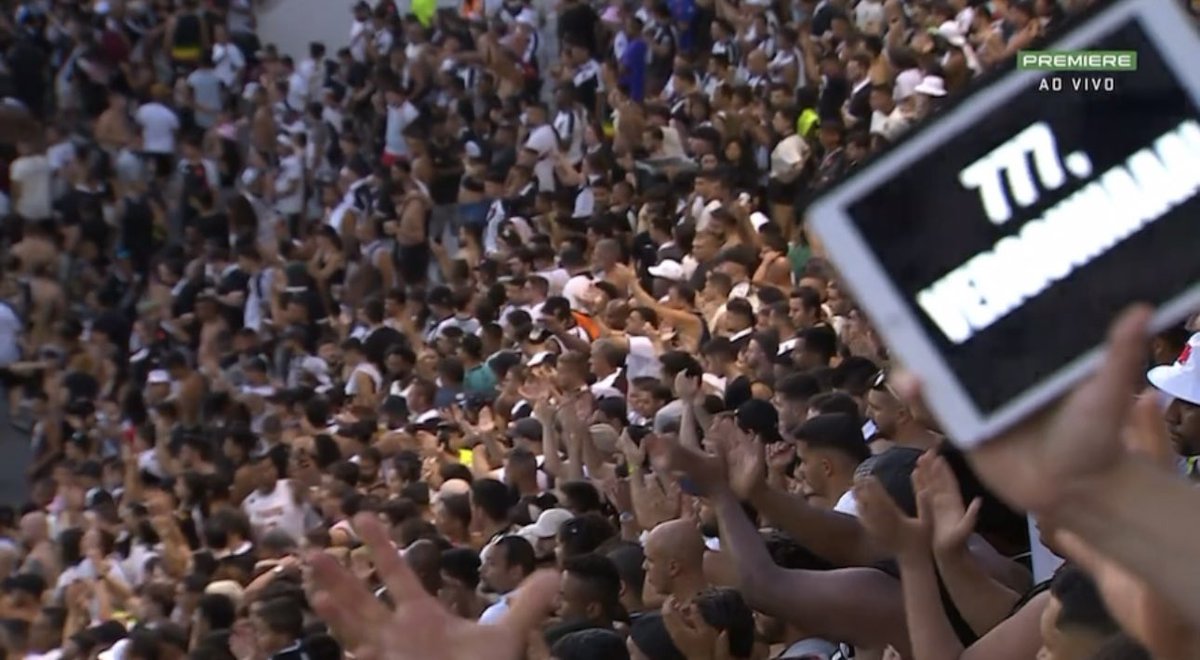 "Palmas em São Januário! Torcedor do Vasco aplaude o Criciúma, um momento histórico que vivemos! O torcedor do Vasco mostrando a sua grandeza, toda a sua dignidade! Na bronca com o time e com a diretoria, mas num momento muito digno aplaude o Criciúma que vem da Série B e enfia 4