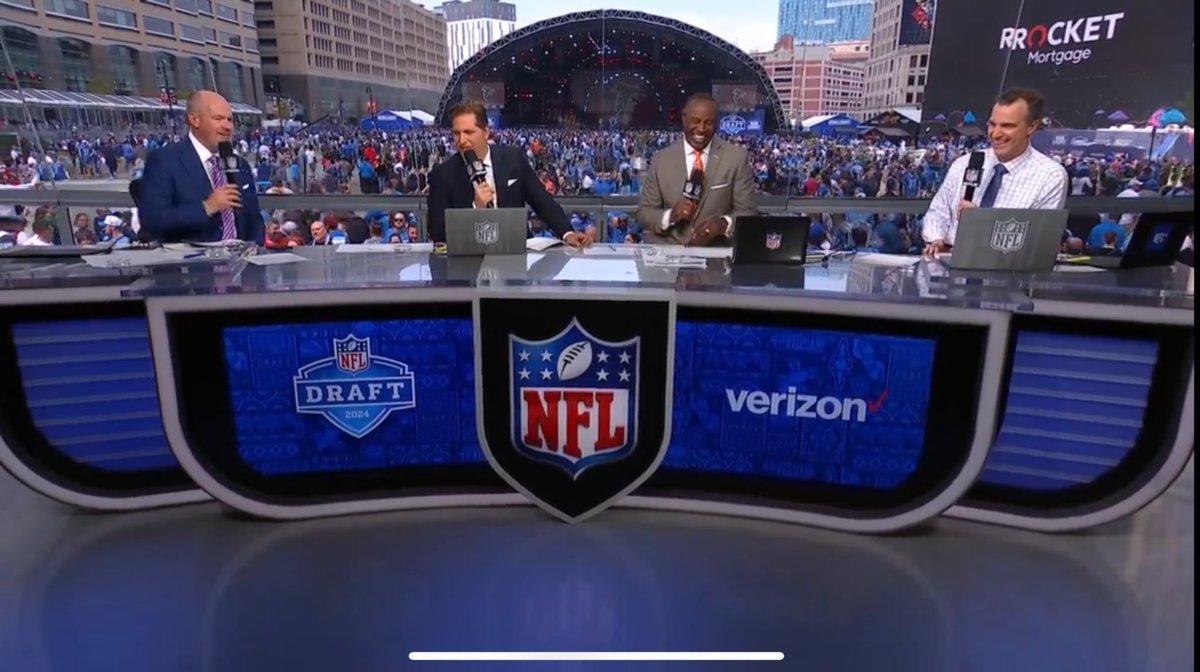 idk there’s just something magical about watching @RichEisen and the gang cover the late rounds on a Saturday afternoon #NFLDraft #RunRichRun