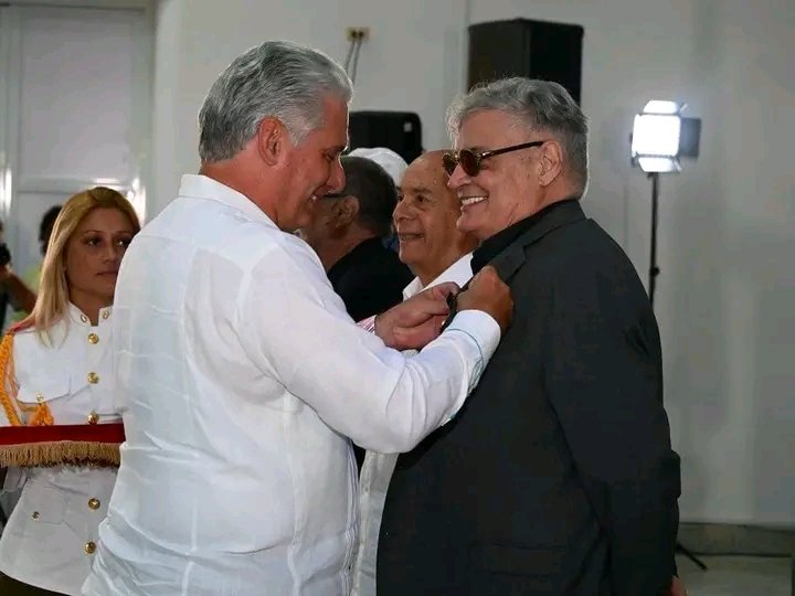 🇨🇺| En acto por el 65 aniv. de Casa de las Américas,@DiazCanelB impuso la Medalla Haydée Santamaría a creadores comprometidos con el quehacer de la institución. #CubaViveEnHistoria #ArtemisaJuntosSomosMás @DiazCanelB @PartidoPCC @AlpidioAlonsoG @GobiernoArt