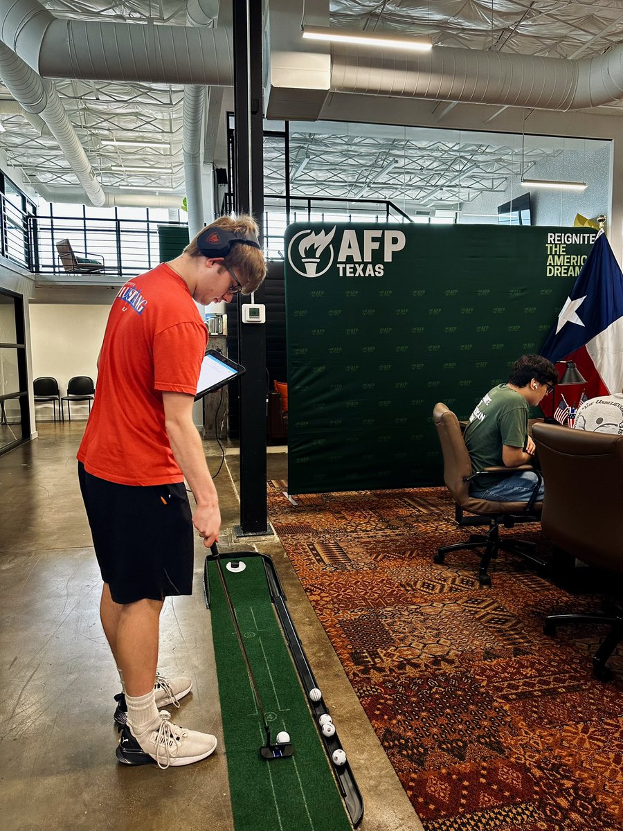 The putting green has re entered the chat for Day of Action! #txlege #TXDayofAction
