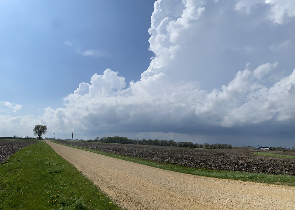 IntoTheStorm815's tweet photo. Nice little supercell firing up by Freeport #ilwx https://t.co/TfmFmuwXJZ