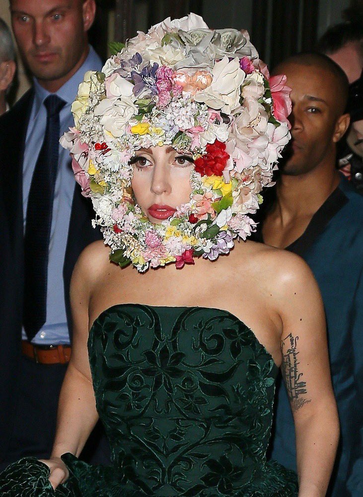 A very important thread of Lady Gaga’s hats and headwear throughout the years (🧵)