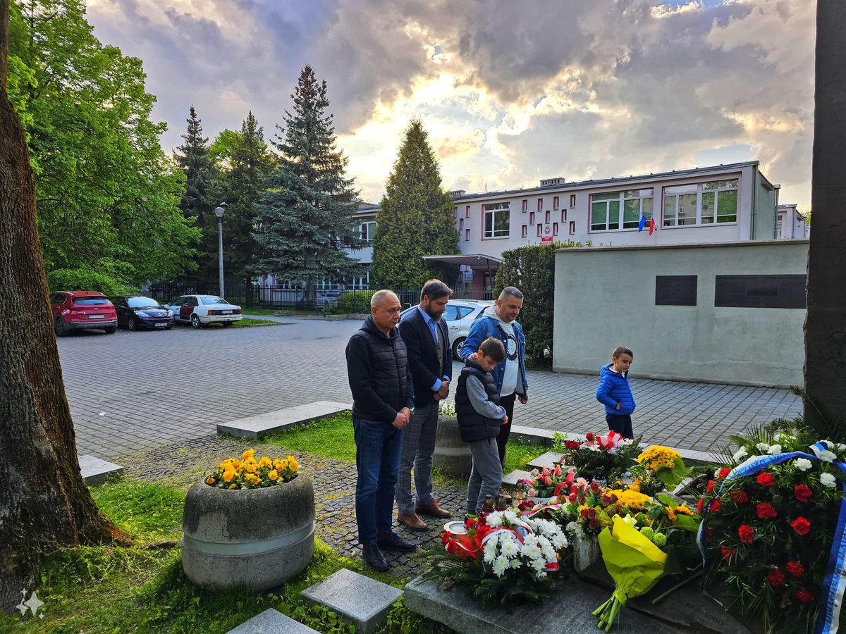 S_Moryc's tweet photo. Pamięci obrońców Krzyża Nowohuckiego 🌻 w 64 rocznicę (27.04.1960 r.)
@krakow_pl @B_Czerniawski @kudelski_tomasz @MarcinPawlikNH @NaszaHuta https://t.co/SJn7YCFHUf