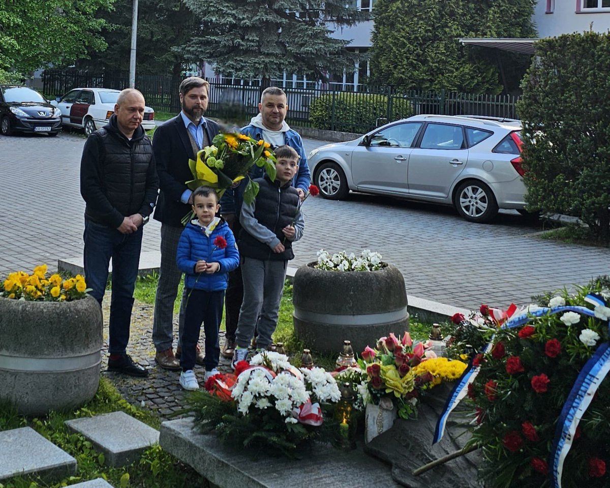 S_Moryc's tweet photo. Pamięci obrońców Krzyża Nowohuckiego 🌻 w 64 rocznicę (27.04.1960 r.)
@krakow_pl @B_Czerniawski @kudelski_tomasz @MarcinPawlikNH @NaszaHuta https://t.co/SJn7YCFHUf
