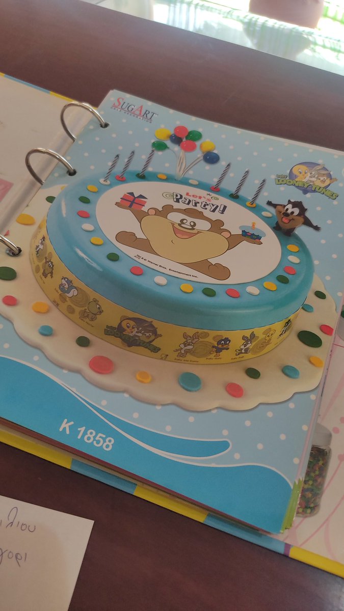 Erisadesu's tweet image. Λοιπόν η τούρτα που παρήγγειλα και η τούρτα που ήρθε #nailedit #epicfail #birthdayfail