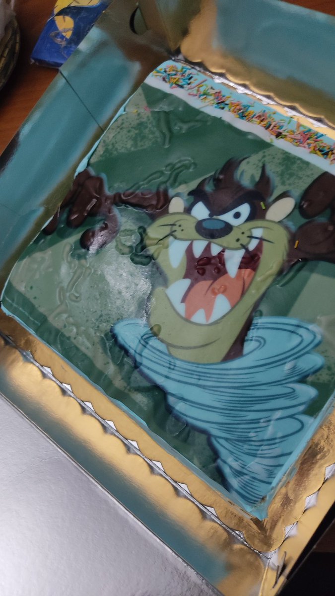 Erisadesu's tweet image. Λοιπόν η τούρτα που παρήγγειλα και η τούρτα που ήρθε #nailedit #epicfail #birthdayfail