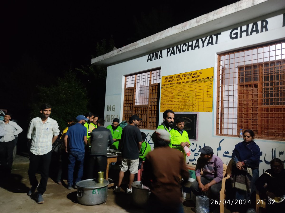 Teamhamdard's tweet photo. Team Hamdard NGO volunteers extend a warm hand by opening a langar for the people affected by the recent land sinking incident in Pernote Ramban. Nearly 50 houses collapsed, but together, we stand to provide support and nourishment during this challenging time. https://t.co/mWb8q8RQnT