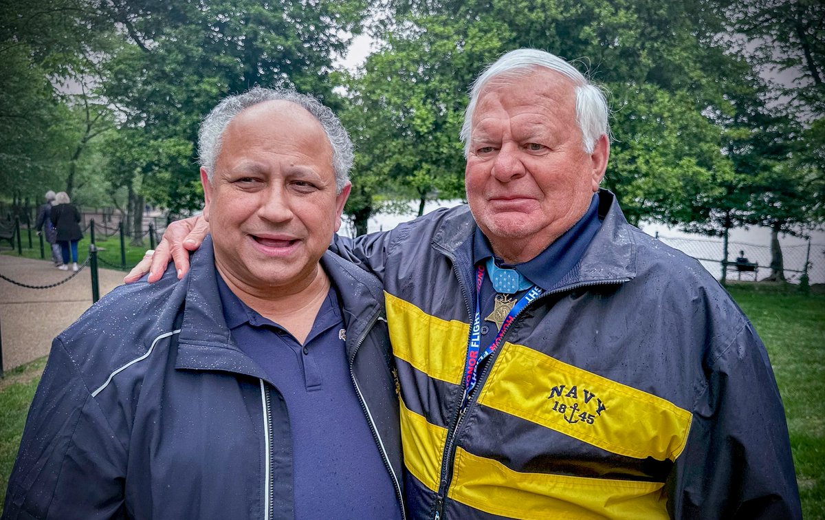 I also had the privilege to meet @USNavy Congressional Medal of Honor recipient Michael Thornton, who was part of the San Diego “Honor Flight.” His heroism in Vietnam saved lives during an operation on Oct. 31, 1972. Read about his heroism here: 
cmohs.org/recipients/mic…